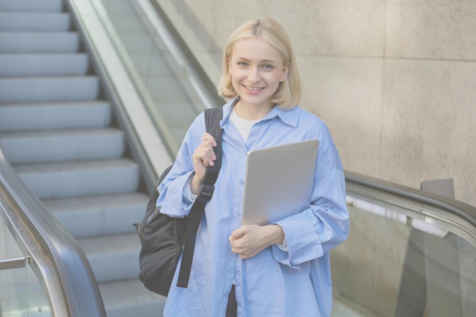 Studenti che lavorano insieme allo sviluppo di personaggi narrativi